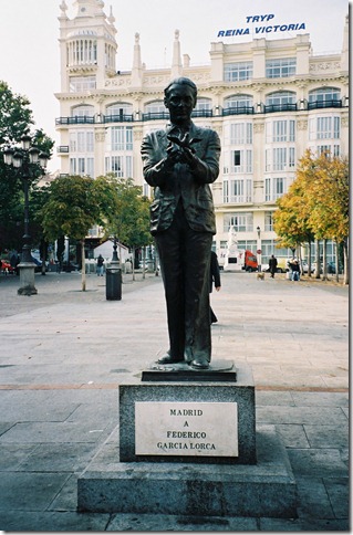 Estatua dedicada a Lorca en la Plaza Santa Ana, frente al teatro Español