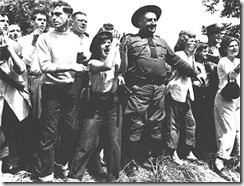 Un grupo de jóvenes ultras se arremolinan en torno a la policía del gobernador Dewey, quien después culparía de lo sucedido a los "comunistas"