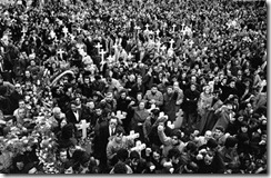 Enero de 1977: manifestación de repulsa por la muerte de los abogados de Atocha durante el entierro de estos