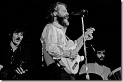 Levon Helm toca la guitarra con The Band en Hamburgo, 1971