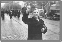 A lady of Madrid in a manifestation at Génova street, in November 37; photo by Julio Granell (Archives of the Spanish Comunist Party)